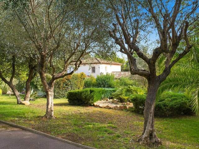 ROQUEBRUNE-SUR-ARGENS – LA BOUVERIE – Belle propriété familiale avec piscine et appartement indépendant – 269m2 - Sans vis-à-vis – Au calme – Terrain plat 4099 M2 — photo du bien