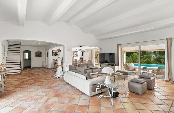 ROQUEBRUNE-SUR-ARGENS – LA BOUVERIE – Belle propriété familiale avec piscine et appartement indépendant – 269m2 - Sans vis-à-vis – Au calme – Terrain plat 4099 M2 — photo 4