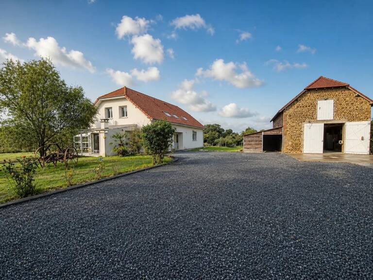 Maison 5 pièces de 166 m² à Argelos avec grange — photo 1
