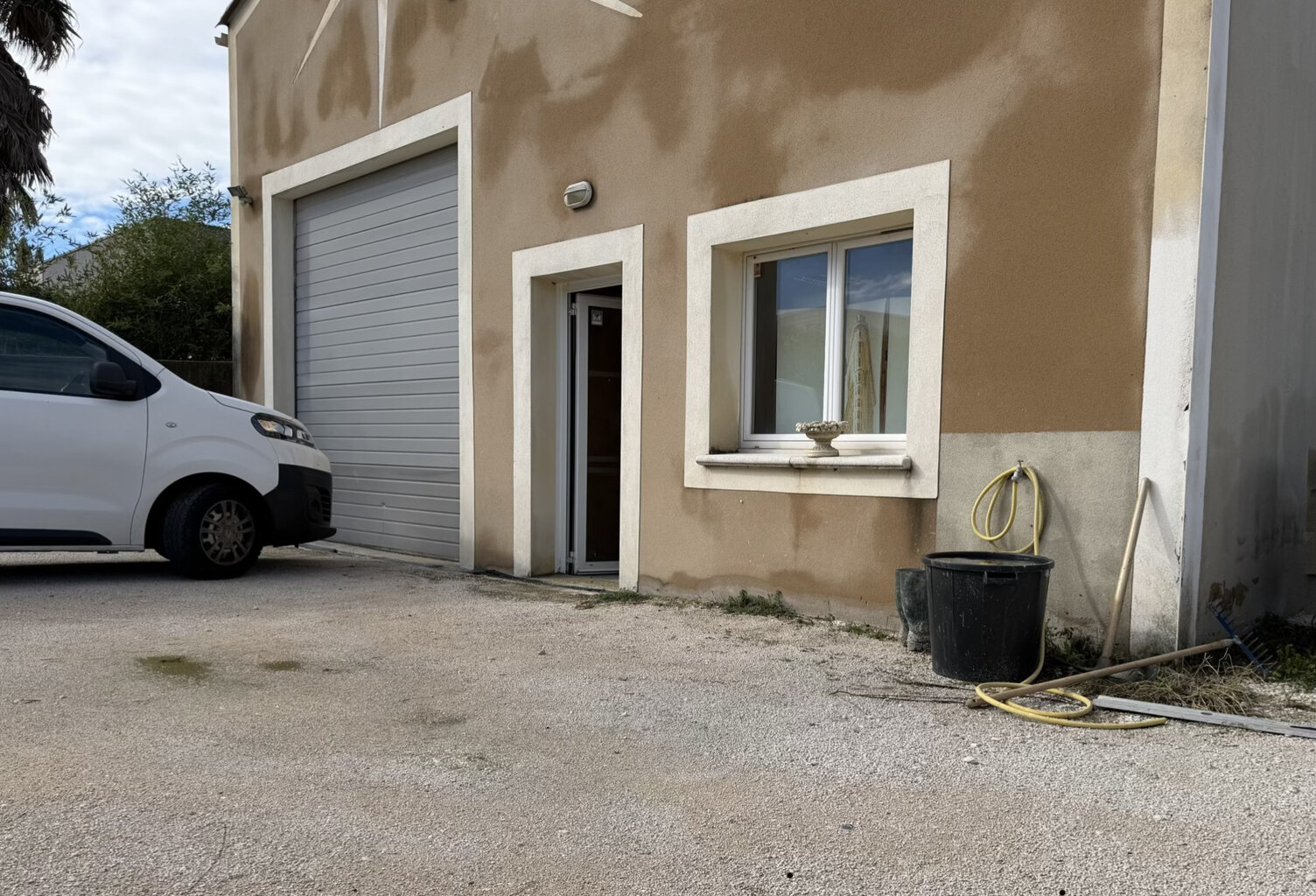 À LOUER   LOCAL COMMERCIAL OU PROFESSIONNEL DE 110 m2 AVEC C — photo 1