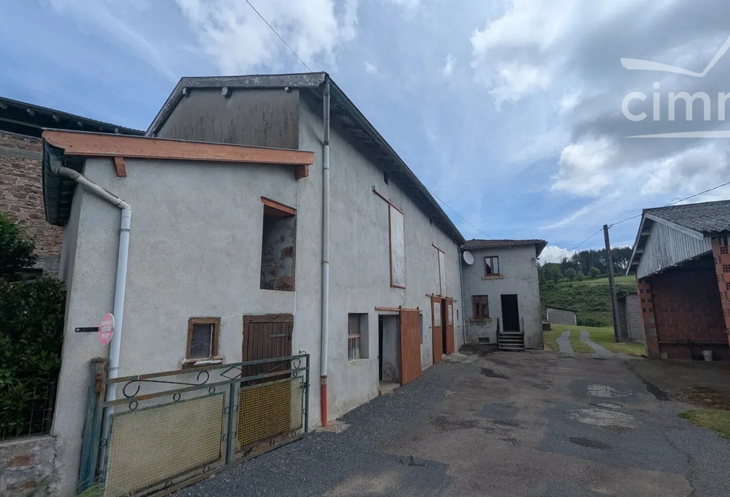 RANCHAL – FERMETTE ANCIENNE À RÉNOVER SUR ENVIRON 3 400 M² DE TE — photo 1