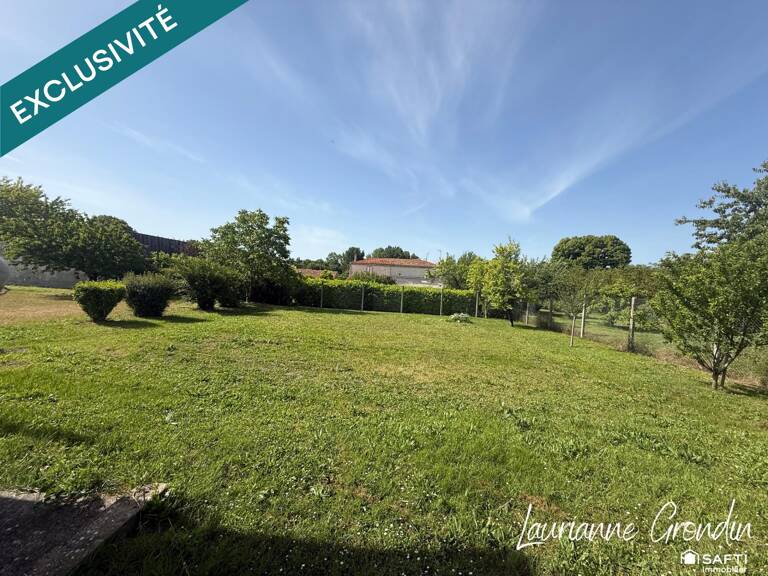 TERRAIN CONSTRUCIBLE ET HANGARS LA VERGNE 17400 — photo 1