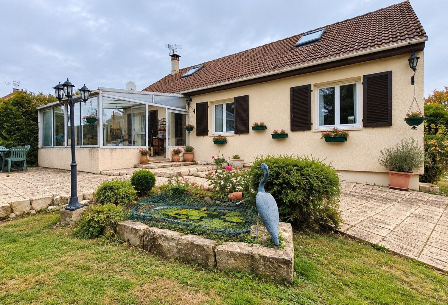 Vie de plain-pied, beaux volumes et dépendance sur un terrain arboré de 2 140 m² — photo 1
