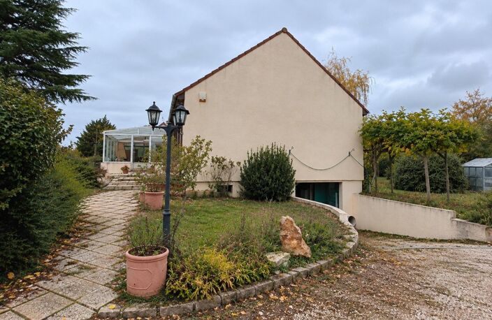 Vie de plain-pied, beaux volumes et dépendance sur un terrain arboré de 2 140 m² — photo 2