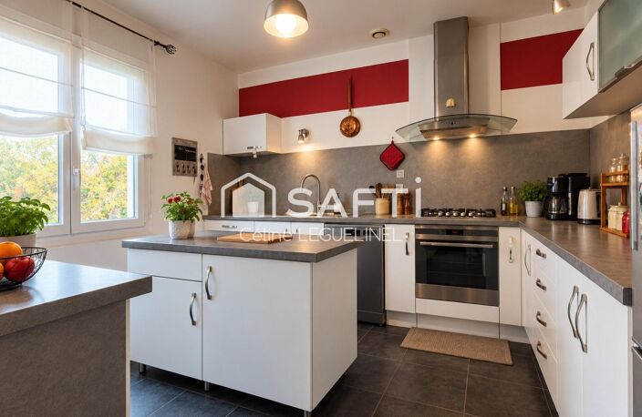 Vie de plain-pied, beaux volumes et dépendance sur un terrain arboré de 2 140 m² — photo 4