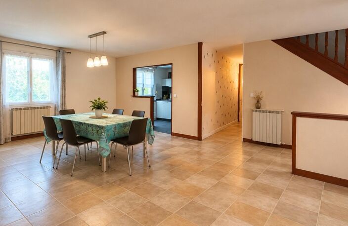 Vie de plain-pied, beaux volumes et dépendance sur un terrain arboré de 2 140 m² — photo 5