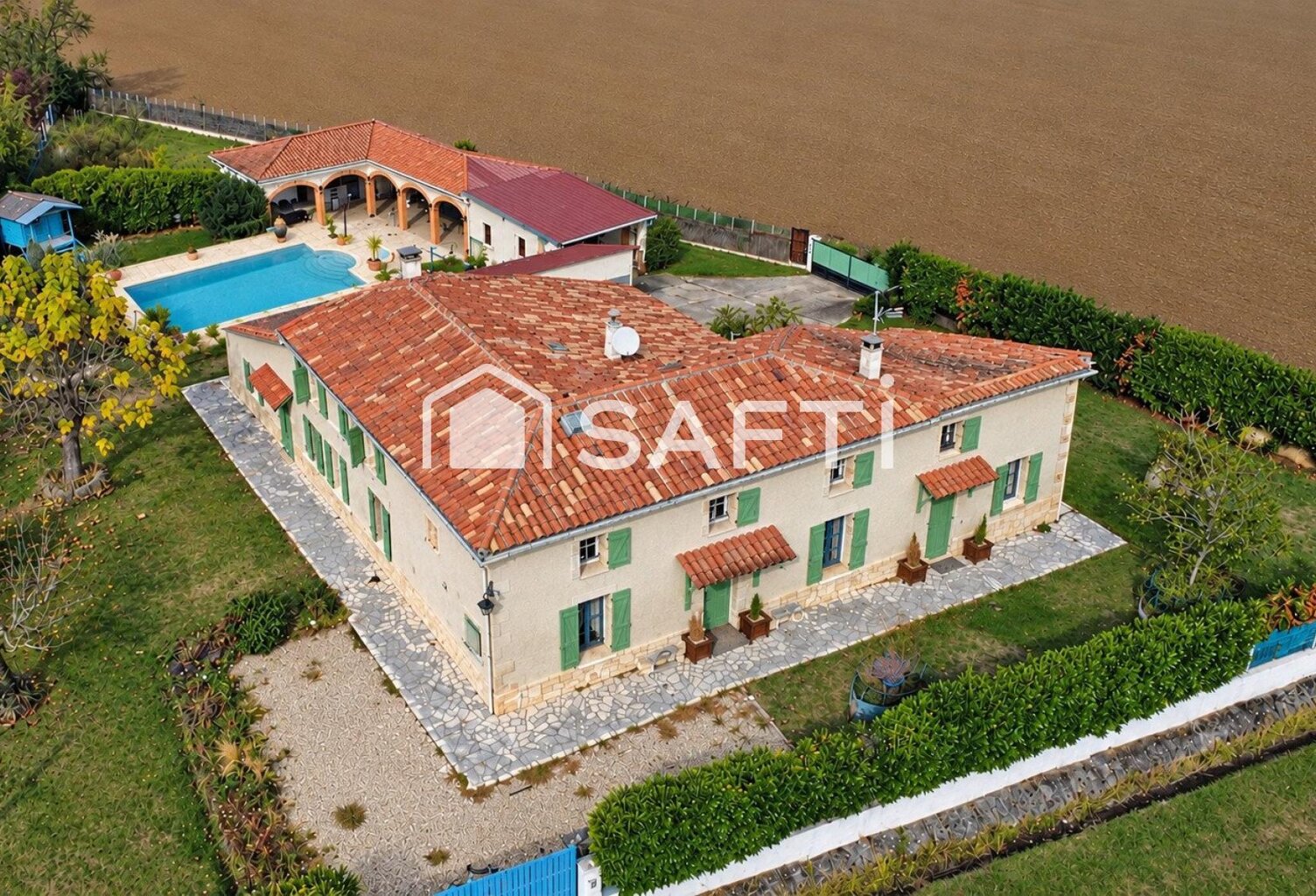 Maison en pierre, piscine et vastes dépendances — photo 1
