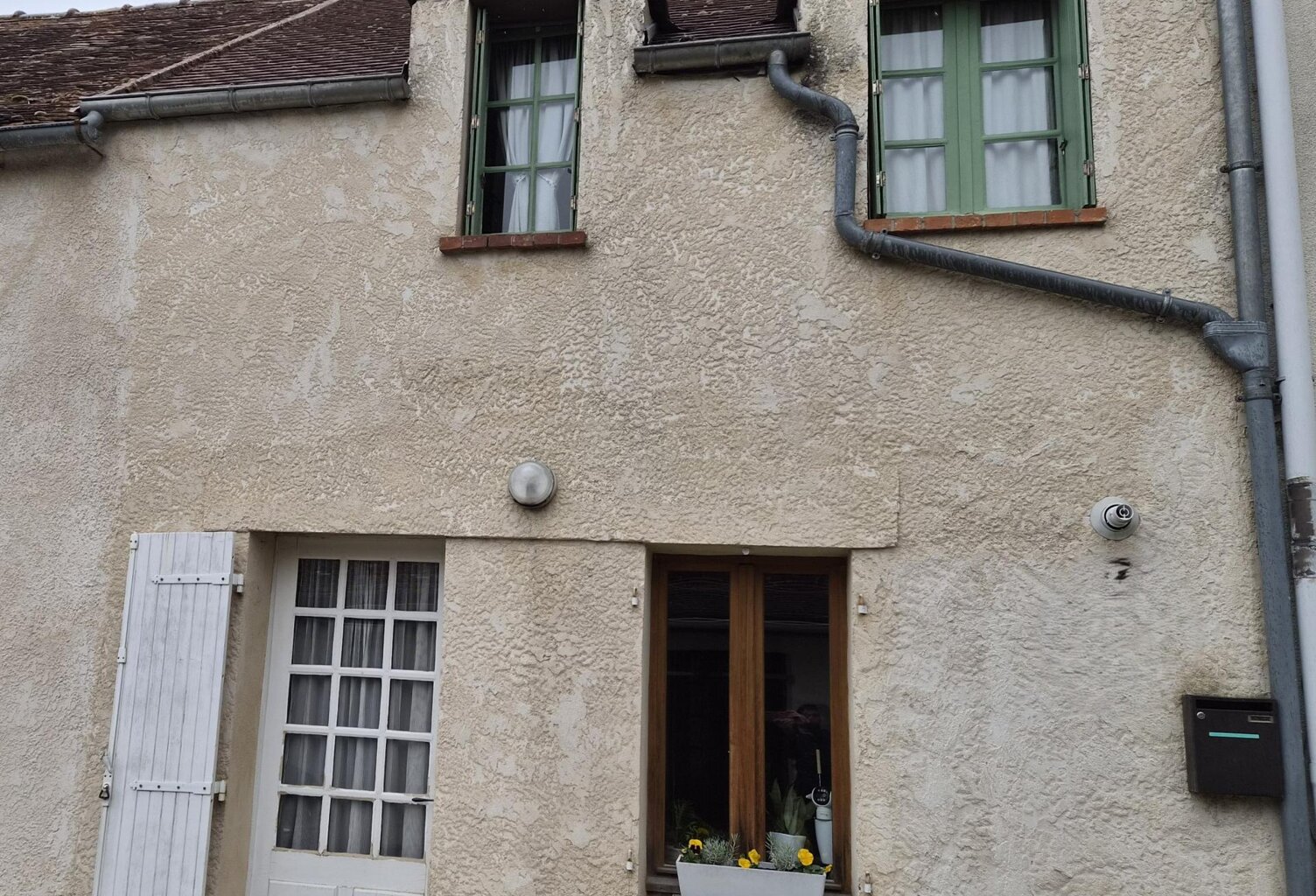 MAISON EN IMPASSE  AVEC ATELIER ET STATIONNEMENT — photo 1
