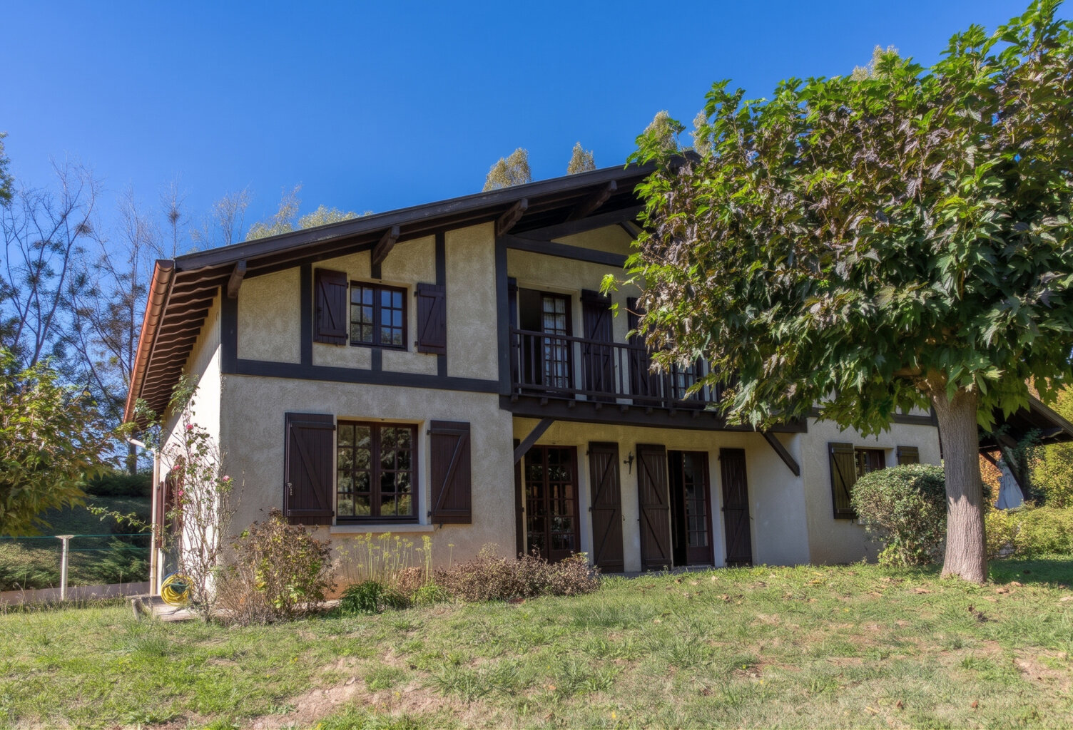Maison au milieu d'un parc arboré de 4 486 m2, avec 2 garage — photo 1