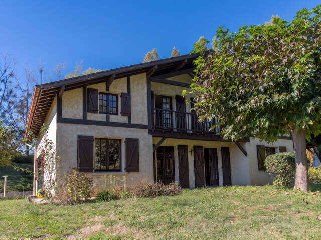 Maison au milieu d'un parc arboré de 4 486 m2, avec 2 garage — photo du bien