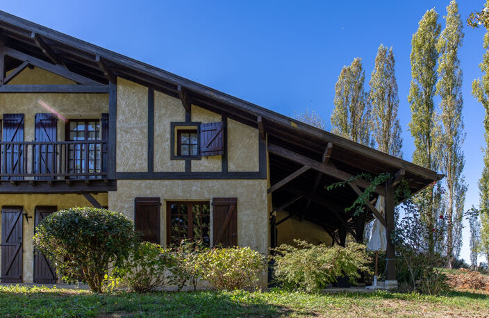 Maison au milieu d'un parc arboré de 4 486 m2, avec 2 garage — photo 2