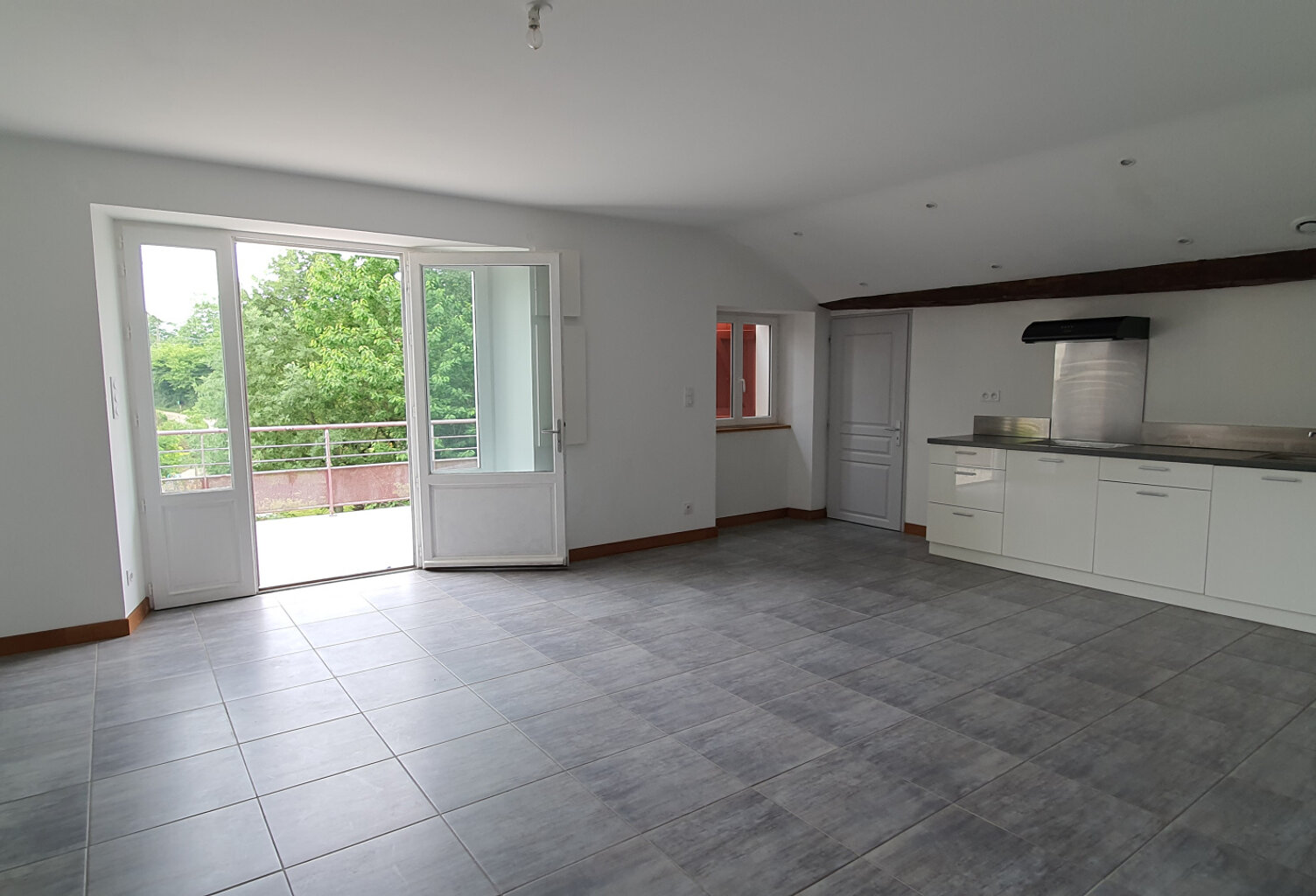 A Armendarits, appartement T4 de 82 m2 rénové au 1er étage a — photo 1