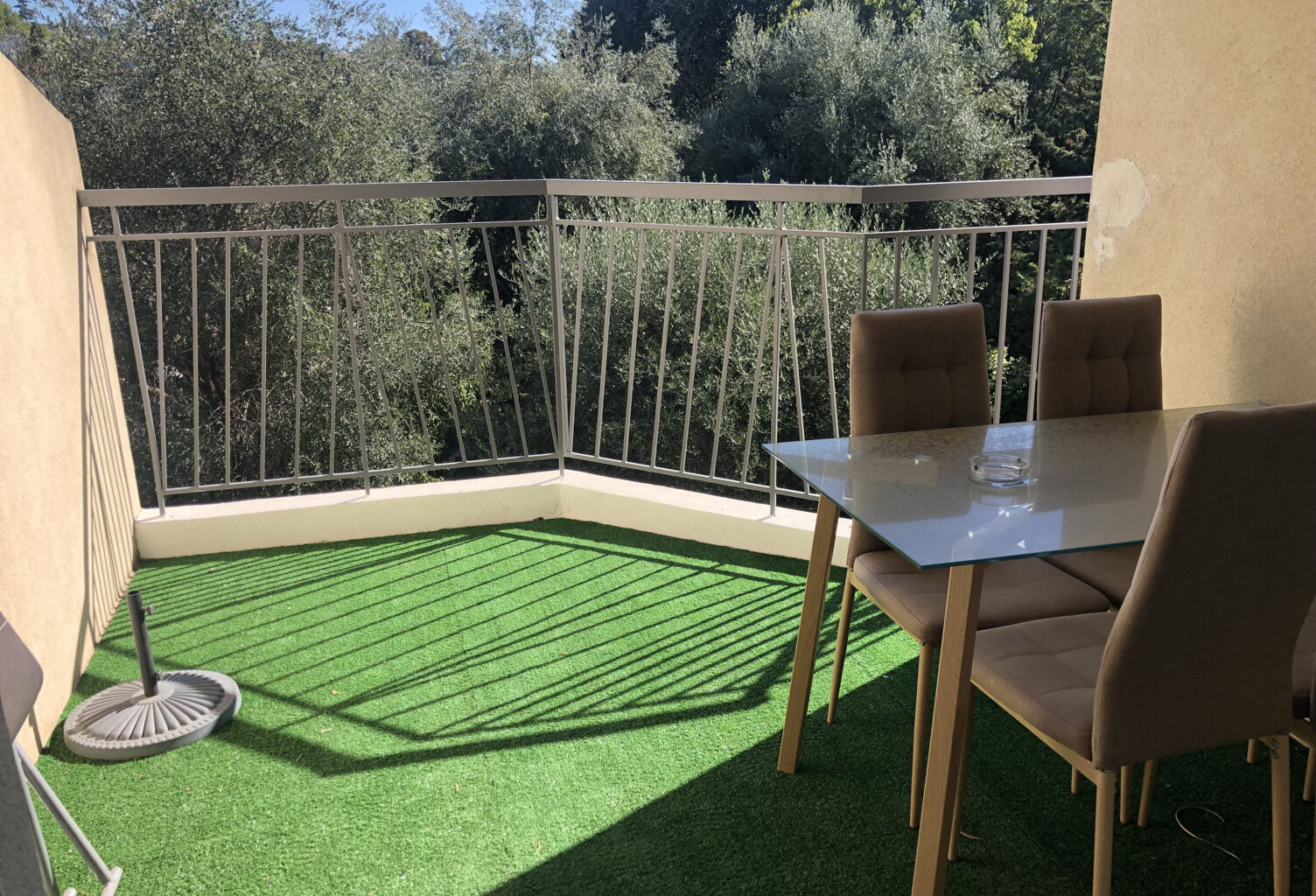 BEAU 2 PIECES DERNIER ETAGE  AU CALME CIMIEZ 250 000 EUR — photo 1