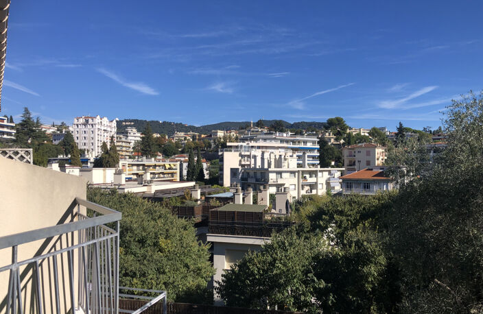 BEAU 2 PIECES DERNIER ETAGE  AU CALME CIMIEZ 250 000 EUR — photo 2