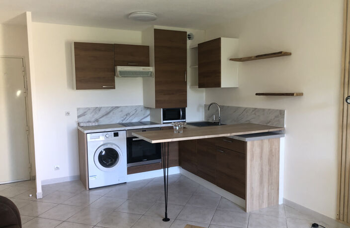BEAU 2 PIECES DERNIER ETAGE  AU CALME CIMIEZ 250 000 EUR — photo 4