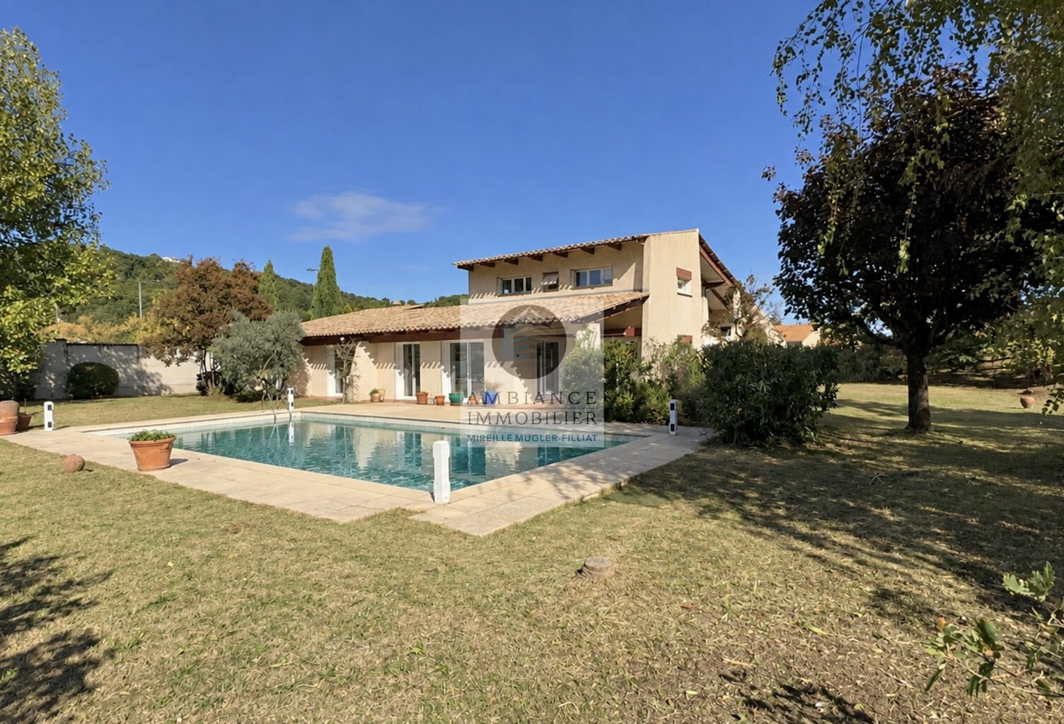 Une architecture singulière au coeur du village — photo 1