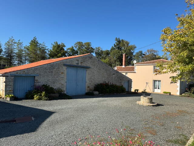 Maison en pierres avec une magnifique grange. ST JEAN D\'HERMINE - 85210. — photo du bien