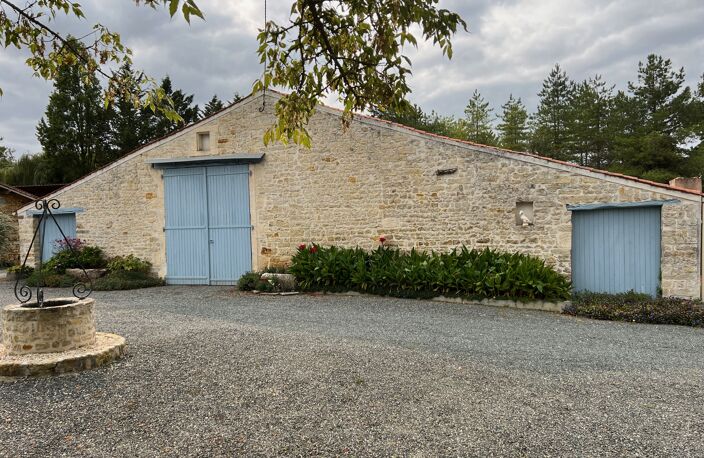 Maison en pierres avec une magnifique grange. ST JEAN D\'HERMINE - 85210. — photo 3