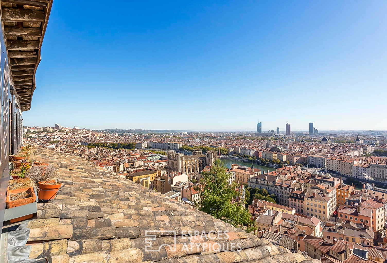 Un appartement avec vue sur les toits de Lyon — photo 1