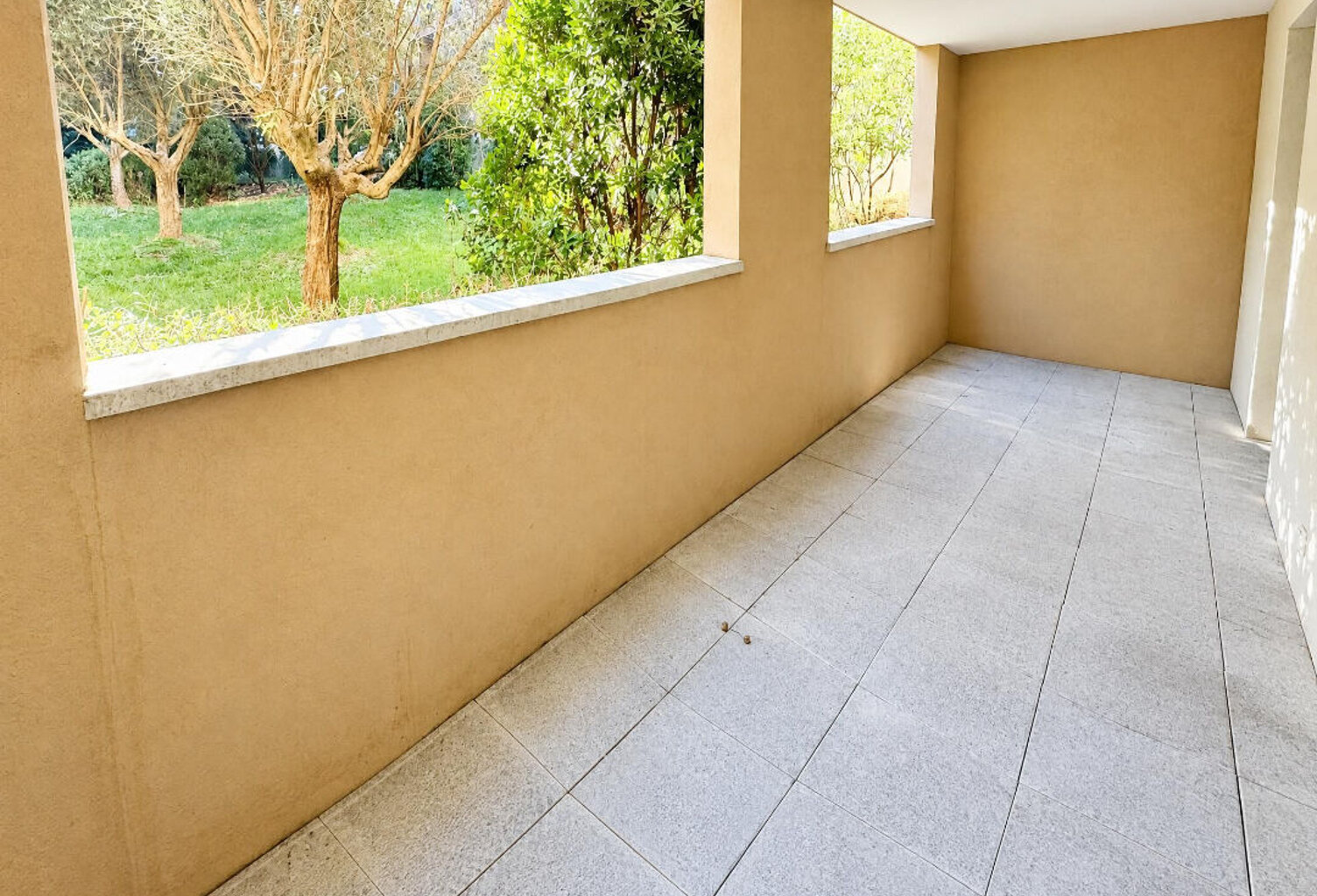 AIX LA DURANNE - Type 2 avec terrasse et parking — photo 1