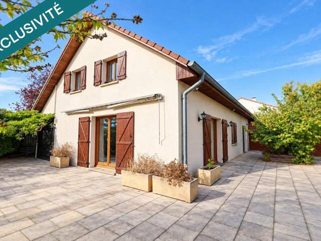 Grande maison familiale avec jardin et piscine. — photo du bien