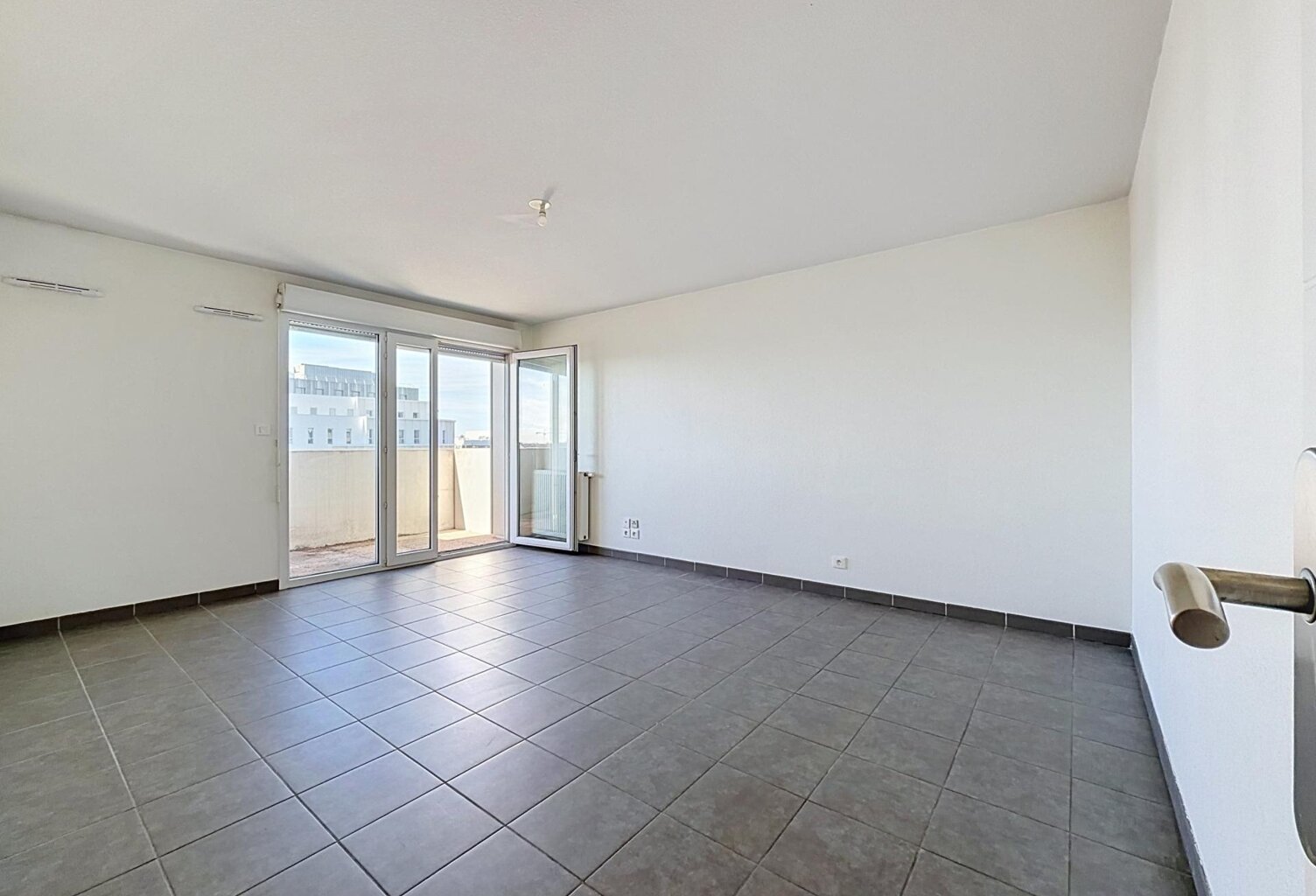 Appartement T3 71 m² dernier étage avec balcon et parking — photo 1