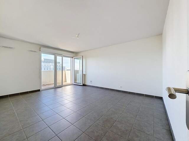 Appartement T3 71 m² dernier étage avec balcon et parking — photo du bien