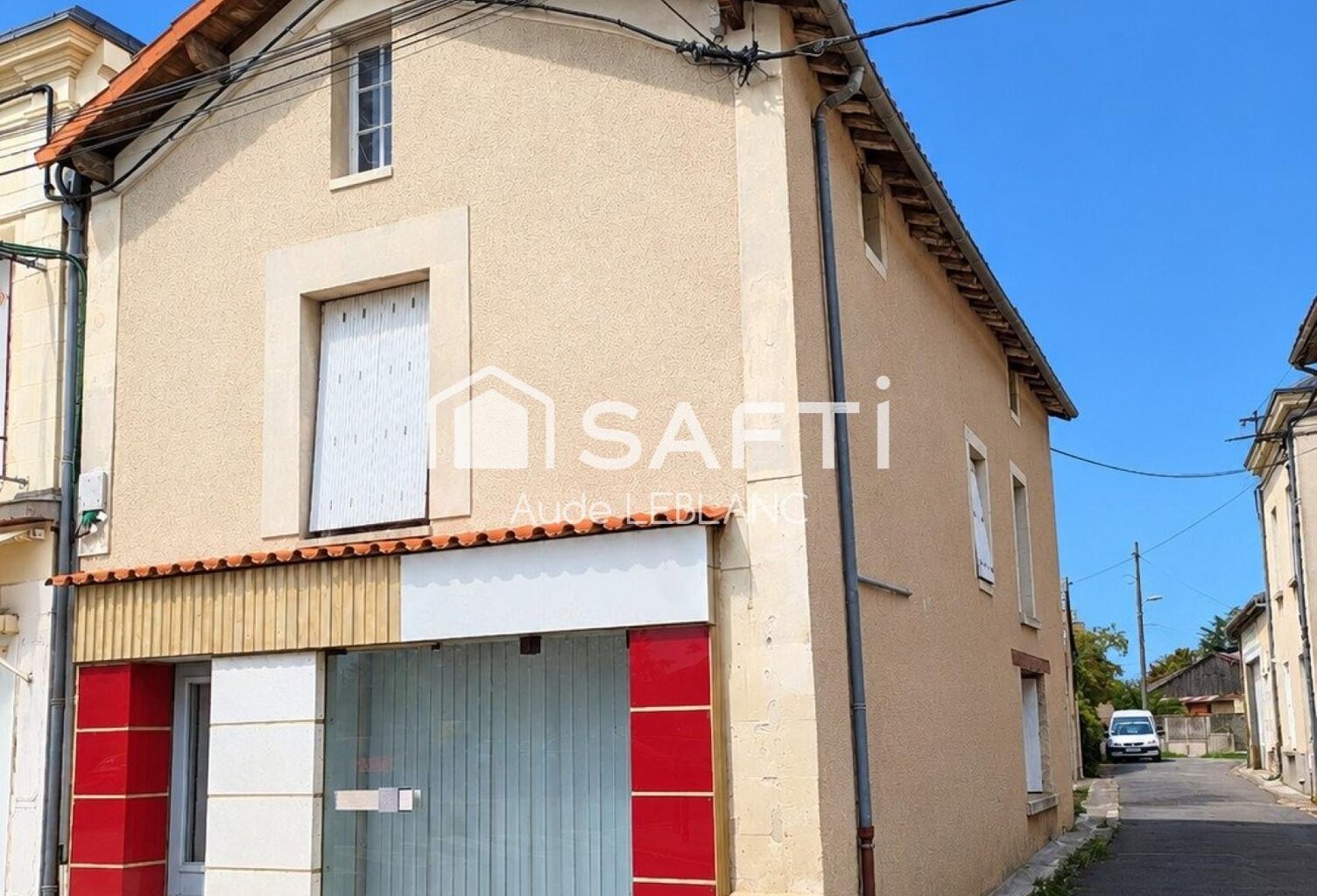Ancien commerce avec appartement. Différentes entrées — photo 1