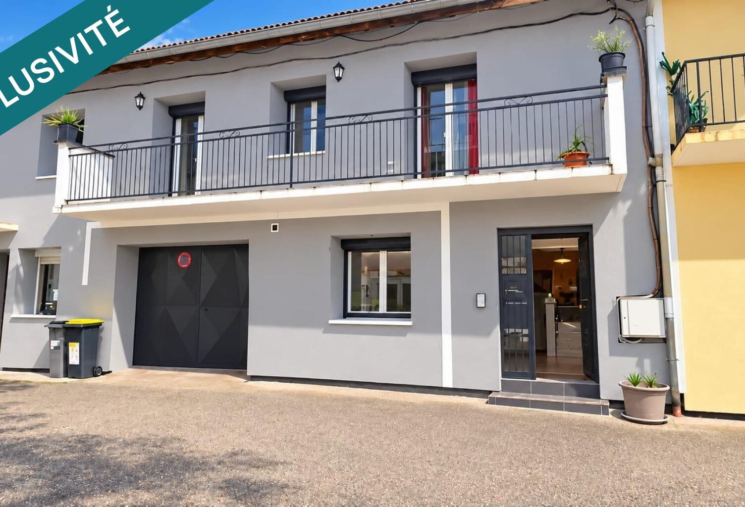 Maison de ville avec appartement indépendant, terrasse, jardin et grand garage — photo 1