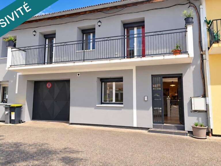 Maison de ville avec appartement indépendant, terrasse, jardin et grand garage — photo 1