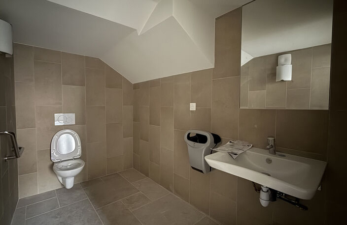 LOCAL COMMERCIAL — photo 3