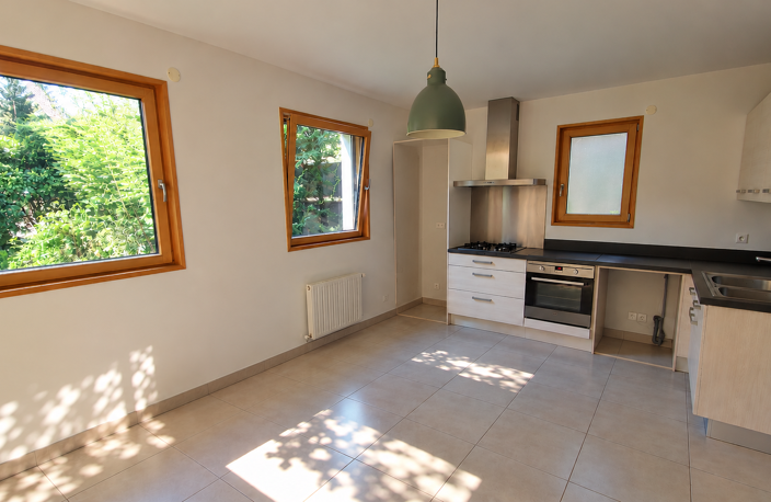LOCATION ECULLY 69130 MAISON 4 PIECES 3 CHAMBRES JARDIN TERRASSE PARKING LOCAL VÉLO — photo 4