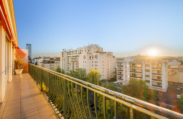 T5, dernier étage, vue Fourvière et terrasse — photo 2