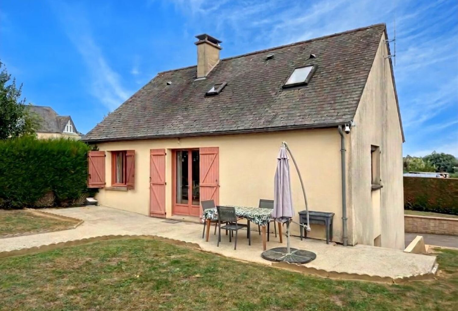 ERNÉE – MAISON FAMILIALE DE 100 M² AVEC SOUS-SOL COMPLET, JARDIN ET COMMERCES À PIED — photo 1
