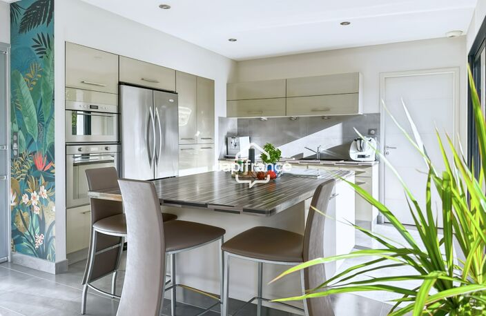 CHANGÉ - Maison d'architecte de 180m² : volumes généreux et luminosité exceptionnelle — photo 4