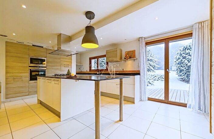 Maison à vendre 5 pièces THOLLON LES MEMISES (74) MAISON MITOYENNE DE 180 M² AVEC T2 INDÉPENDANT, GARAGE-BUREAU ET VUE MONTAGNES — photo 3