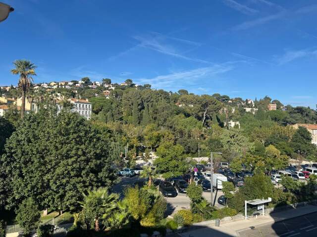 Hyères 83400 magnifique appartement t2 avec ascenseur au cœur du centre ville — photo du bien