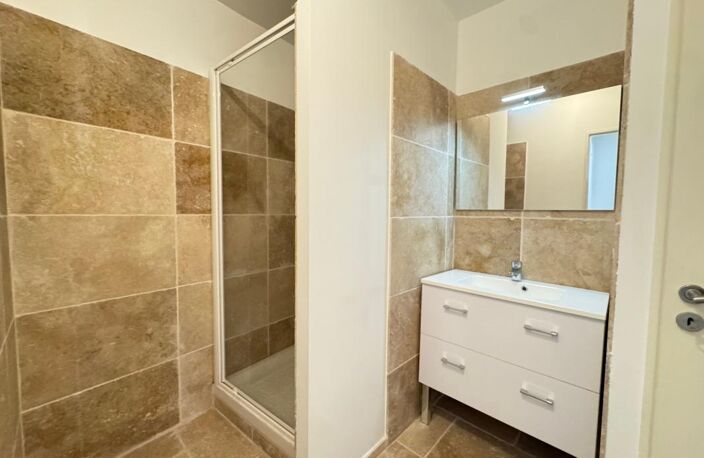 Hyères 83400 magnifique appartement t2 avec ascenseur au cœur du centre ville — photo 4