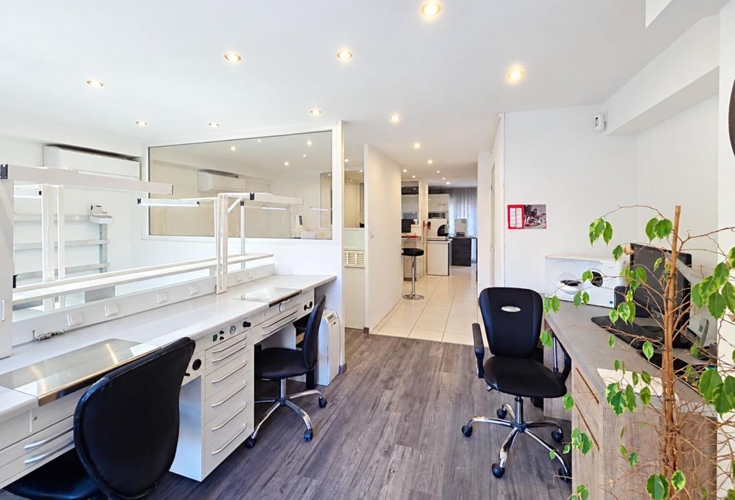 PORT-FRÉJUS – LOCAL COMMERCIAL DE 104,62 M² SUR DEUX NIVEAUX — photo 1