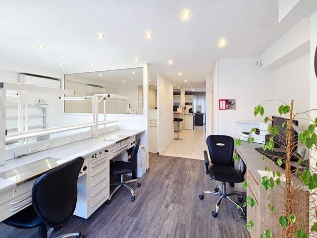 PORT-FRÉJUS – LOCAL COMMERCIAL DE 104,62 M² SUR DEUX NIVEAUX — photo du bien