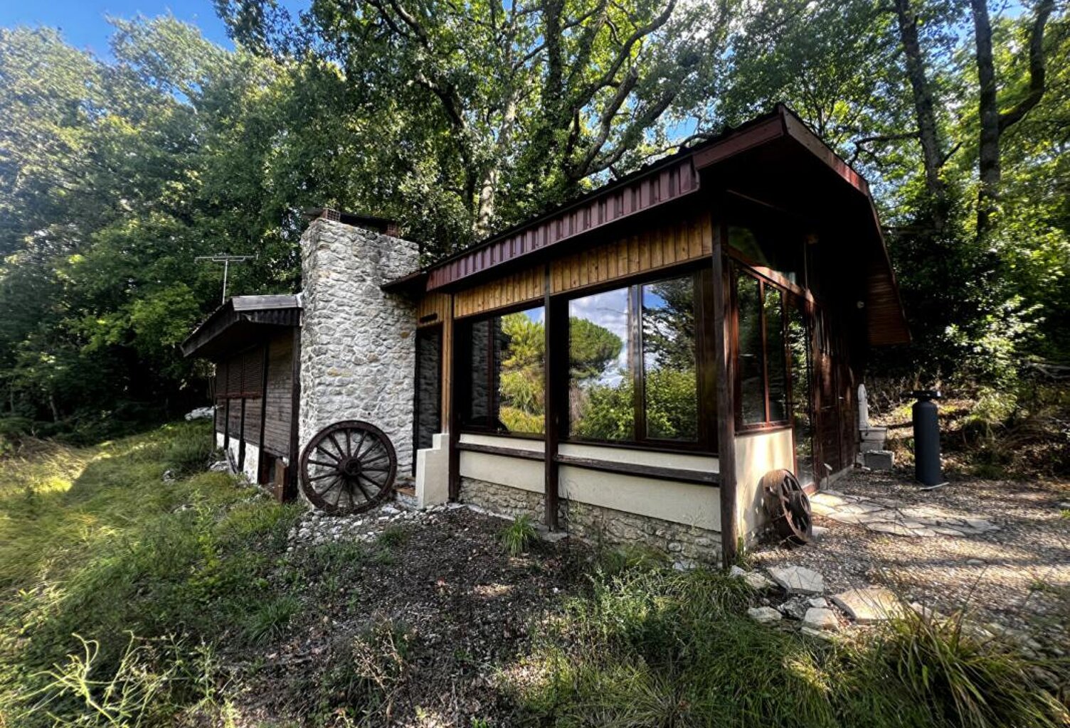 Chalet en bois avec garage sur 1.10 hectares — photo 1