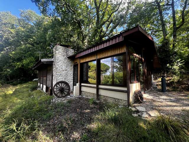 Chalet en bois avec garage sur 1.10 hectares — photo du bien