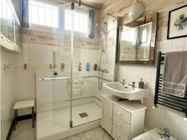 Maison avec jardin, garage et terrain constructible — photo 1
