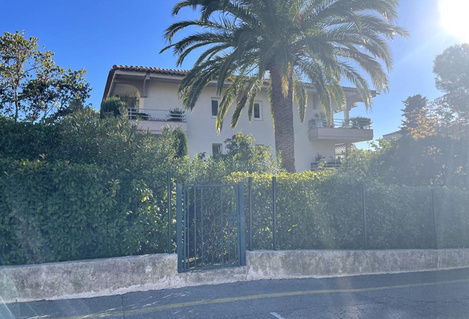 BOULOURIS ? APPARTEMENT T2 AVEC TERRASSE, BALCON ET BOX FERMÉ, À DEUX PAS DE LA MER — photo 1