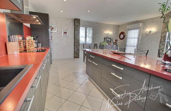 Une maison familiale aux beaux volumes, alliant confort, luminosité et prestations de qualité ! — photo 2