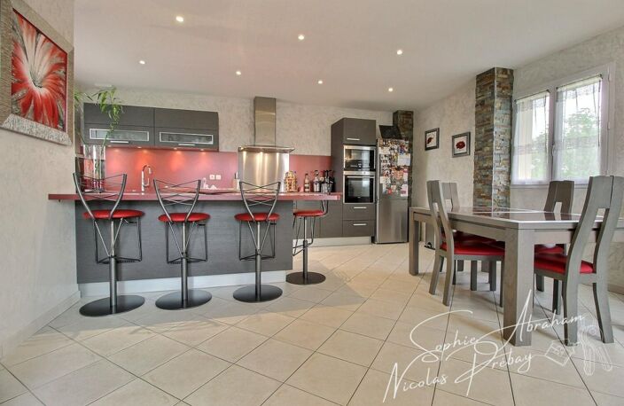 Une maison familiale aux beaux volumes, alliant confort, luminosité et prestations de qualité ! — photo 4