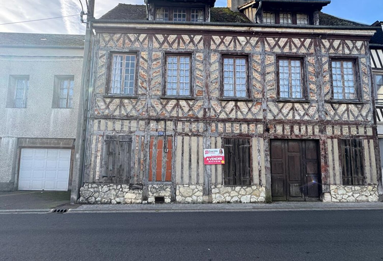 Bien immobilier atypique sur NEUFCHATEL-EN-BRAY - au coeur de la ville ! — photo 1