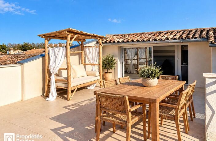 OPPORTUNITE RARE - MAISON DE VILLAGE AVEC DOUBLE GARAGE ET TOIT-TERRASSE - AIGUES MORTE - 545 000 Euros — photo 2
