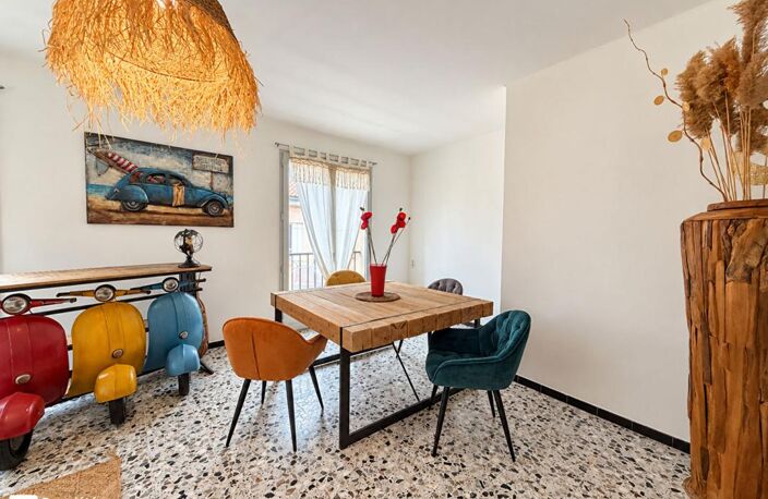 OPPORTUNITE RARE - MAISON DE VILLAGE AVEC DOUBLE GARAGE ET TOIT-TERRASSE - AIGUES MORTE - 545 000 Euros — photo 4