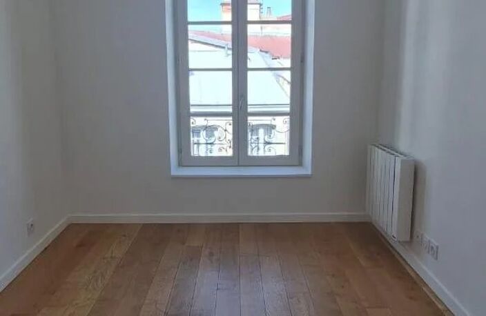 CLERMONT-FERRAND – SECTEUR HISTORIQUE – 2 PIÈCES – 1 CHAMBRE – 31 M² – CHARMANT APPARTEMENT AU 3ᵉ ÉTAGE AVEC VUE DÉGAGÉE — photo 2